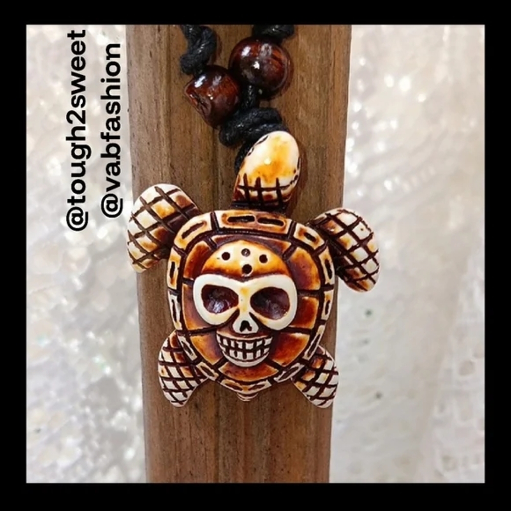 ARTISAN CARVED SKULL RESIN TURTLE PENDENT ADJUSTABLE NECKLACE/ GIFT BOXED (B)